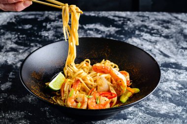 Japon gıda Chopsticks ile Udon noodle, Udon, Udon noodle sıcak pot kudzued. Wok.