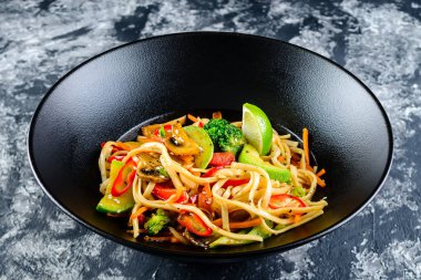 Udon erişte, mantar ve sebze Fry karıştırın. Asya vegan vejetaryen yemek, yemek, stir fry siyah arka plan, kopya alanı üzerinde
