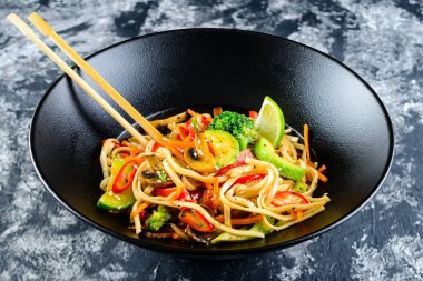 Udon erişte, mantar ve sebze Fry karıştırın. Asya vegan vejetaryen yemek, yemek, stir fry siyah arka plan, kopya alanı üzerinde
