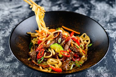 Japon gıda Chopsticks ile Udon noodle, Udon, Udon noodle sıcak pot kudzued. Wok.