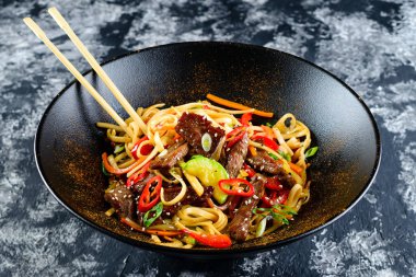 bir kase dilimlenmiş kızarmış dana biftek, shiitake mantar ve kızarmış sebze yemek çubukları ile soba erişte Close-Up