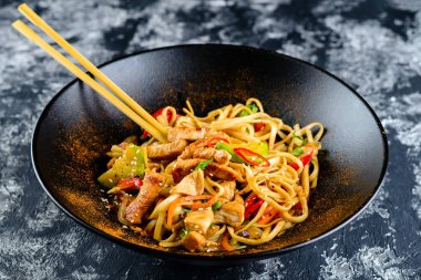 Sebze ile Udon noodle, ördek buluşuyor. Udon noodle ile karıştırın Fry teriyaki sığır