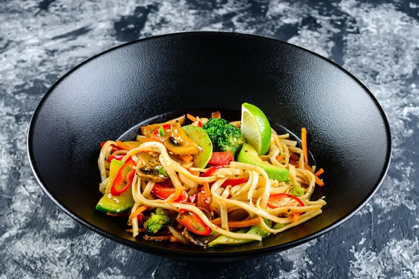 Udon erişte, mantar ve sebze Fry karıştırın. Asya vegan vejetaryen yemek, yemek, stir fry siyah arka plan, kopya alanı üzerinde