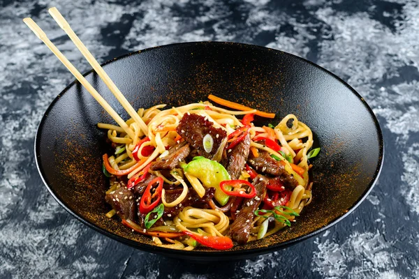 bir kase dilimlenmiş kızarmış dana biftek, shiitake mantar ve kızarmış sebze yemek çubukları ile soba erişte Close-Up