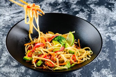 Udon erişte, mantar ve sebze Fry karıştırın. Asya vegan vejetaryen yemek, yemek, stir fry siyah arka plan, kopya alanı üzerinde