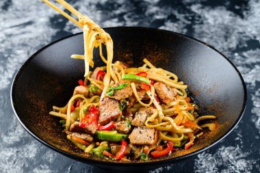 Japon gıda Chopsticks ile Udon noodle, Udon, Udon noodle sıcak pot kudzued. Wok.