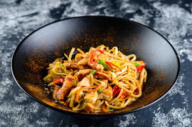 Sebze ile Udon noodle, ördek buluşuyor. Udon noodle ile karıştırın Fry teriyaki sığır