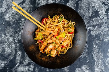 Sebze ile Udon noodle, ördek buluşuyor. Udon noodle ile karıştırın Fry teriyaki sığır