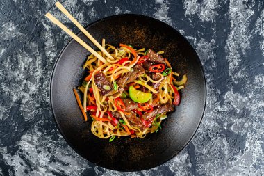 bir kase dilimlenmiş kızarmış dana biftek, shiitake mantar ve kızarmış sebze yemek çubukları ile soba erişte Close-Up