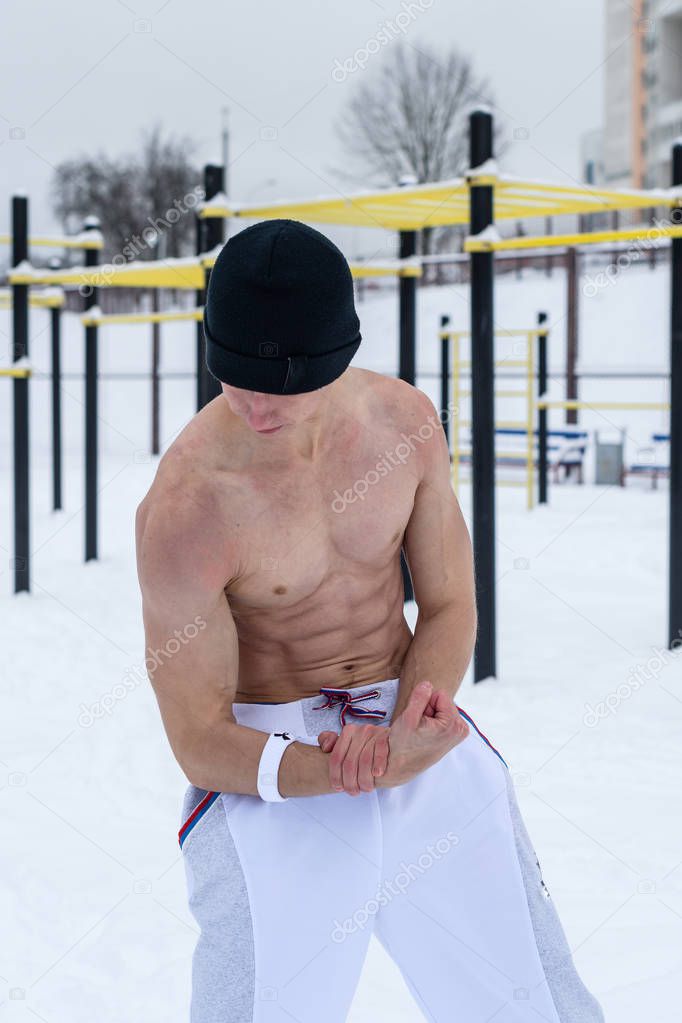 athlete removes muscles in winter, portrait of athlete in winter