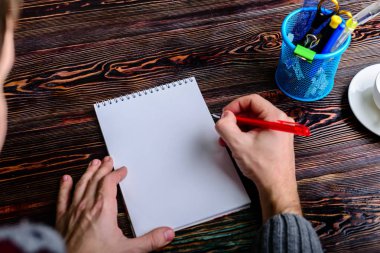 İn yakın elleri kalem defter mockup üzerinde yazma ile mans