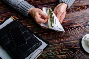 Sayım para, bize dolar, sadece kavramlar onun ortağı - rüşvet ve yolsuzluk tarafından verilen zarf içinde adam