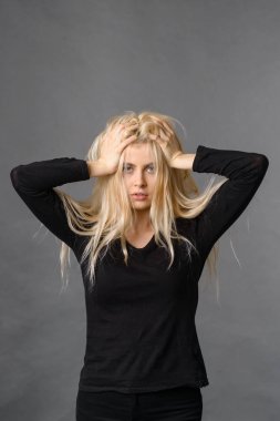 Stüdyoda şık ve seksi kadın, mükemmel cilt ve vücut kavramı poz güzel bir kızın portresi