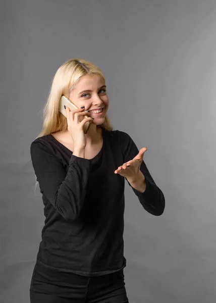 Hezké Hezká Blondýnka Šťastná Usmívající Dívka Mluví Telefonu Šedém Pozadí — Stock fotografie