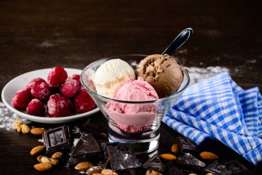 Natürmort tatlı dondurma, dondurma - cam tabak çikolata, vanilya ve çilekli dondurma kurabiye bisküvi ile Kepçe Napoliten lezzetleri ile Garnishes ve uzay kopyalayın