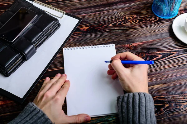 Gros Plan Des Mains Homme Avec Stylo Écrit Sur Ordinateur — Photo