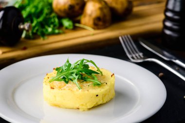 yeşil salata boşaltmak ile patates püresi