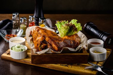 eisbein yakın kadar kızarmış lahana turşusu ve salata ile boşaltmak ahşap tahta üzerinde domuz knuckle