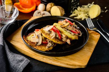 Ev yapımı patates gözlemesi bir tavada sebze börek. Latkeler tavada