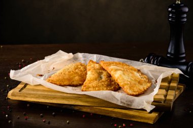 sıcak ev yapımı pasties üstünde a ahşap Pano Kopyala yer