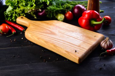 boş ahşap tahta mockup ve ahşap siyah arka plan üzerine taze sebze