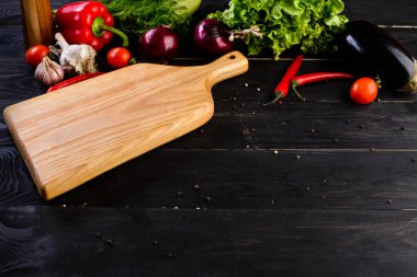 boş ahşap tahta mockup ve ahşap siyah arka plan üzerine taze sebze