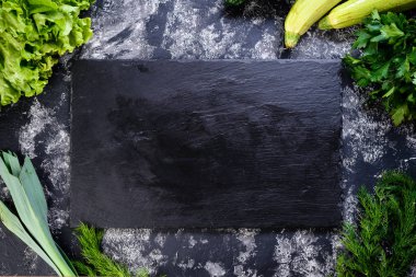 boş taş mockup kopya alanı ve taze sebzeler için kayrak
