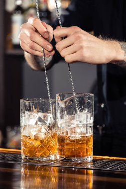 Kokteyl barları, barmenin 6 Şubat 'ta gece kulübünde kokteyl yapması.