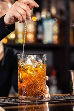 Kokteyl barları, barmenin 6 Şubat 'ta gece kulübünde kokteyl yapması.