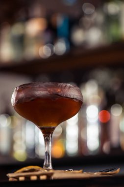 Kokteyl barları, barmenin 6 Şubat 'ta gece kulübünde kokteyl yapması.