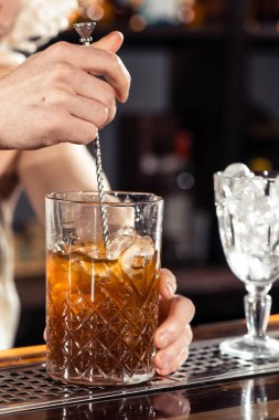 Kokteyl barları, barmenin 6 Şubat 'ta gece kulübünde kokteyl yapması.