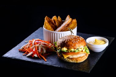 ev yapımı hamburger, salata ve patates - lokanta cabukşalterli, sağlıksız beslenme kavramı. Hamburger, kızarmış patates, sebze, seçici odak