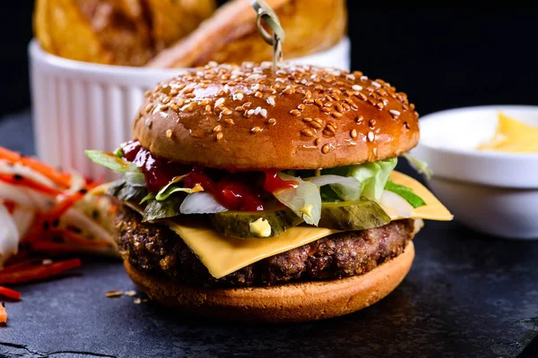 ev yapımı hamburger, salata ve patates - lokanta cabukşalterli, sağlıksız beslenme kavramı. Hamburger, kızarmış patates, sebze, seçici odak, yakın çekim