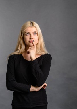 güzel kadın gösteren düşünme süreci. Dostu genç bayan