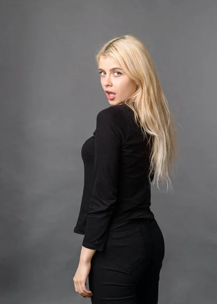 Portrait of a beautiful girl posing in the studio — Stock Photo, Image