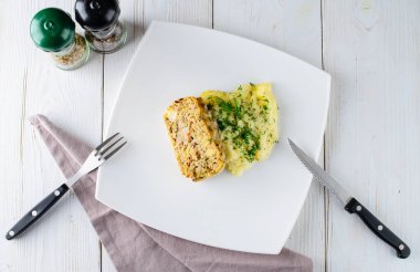 Kümes hayvanları eti ekmek ve patates püresi, sağlıklı ev yapımı yiyecek