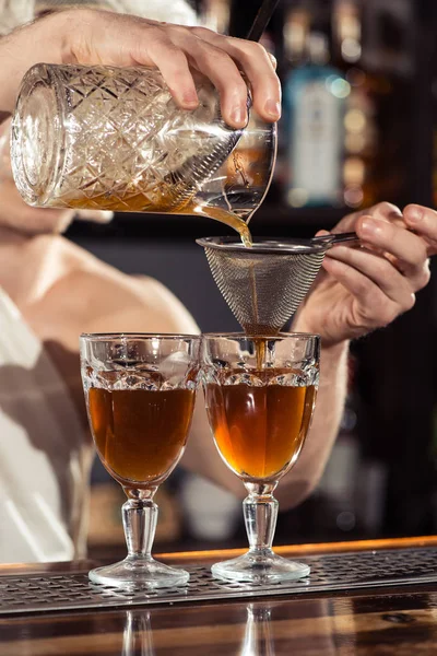 Cocktail Barer Bartender Gör Cocktail Februari Bartender Dag Nattklubb Tonade — Stockfoto