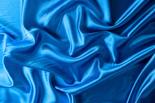 背景テクスチャ、パターン。あらゆる織物の設計に興味および深さを加える青い絹の生地、くしゃくしゃにされた質 — ストック写真