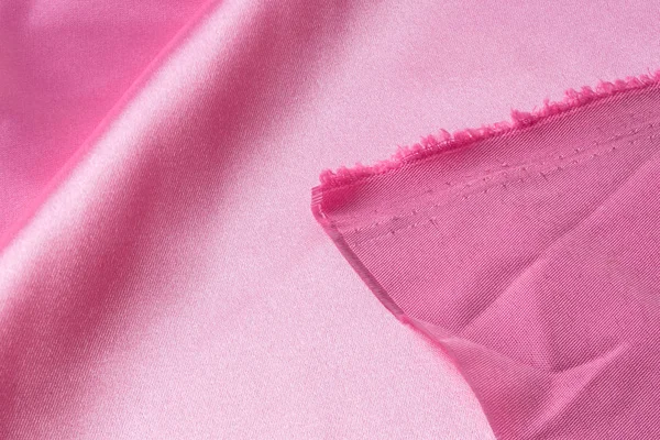 Zbliżenie: kawałek kolorowej tkaniny satynowe — Zdjęcie stockowe