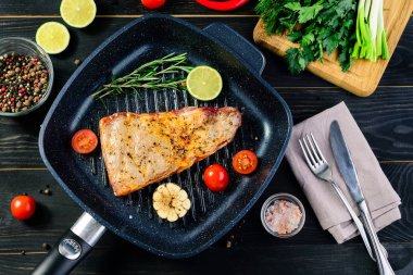 kaburga biftek ve sebzeler, lezzetli Gıda Mutfak blog için hazırlama ile ızgara tava