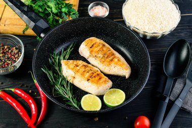 diyet yiyecek için bir tavada tavuk fileto