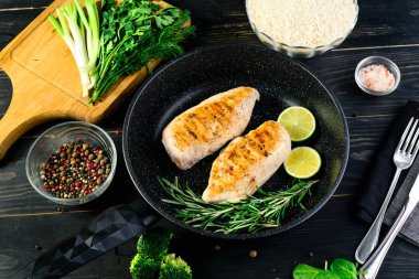 diyet yiyecek için bir tavada tavuk fileto