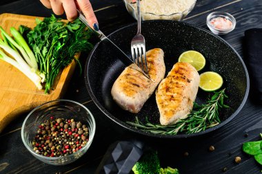 diyet yiyecek için bir tavada tavuk fileto
