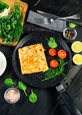 bir tavada Maslenitsa için doldurulmuş sıcak krep