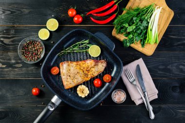 kaburga biftek ve sebzeler, lezzetli Gıda Mutfak blog için hazırlama ile ızgara tava