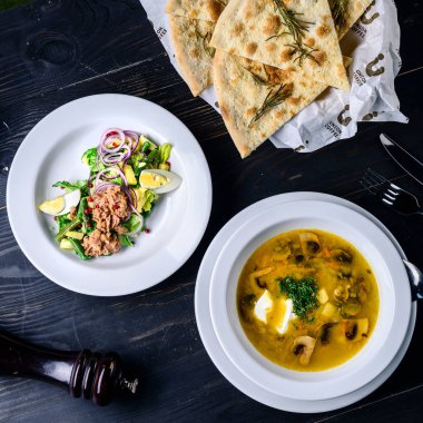 Kafede mantar çorbası, karanlık bir masada öğle yemeği menüsü.