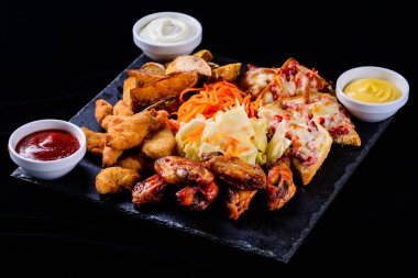 karanlık bir arka planda Sıcak Sandviçler, aperatifler seti