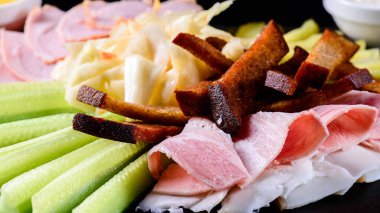 Salam aperatifler, jambon, sosis ve fermente salatalık seti