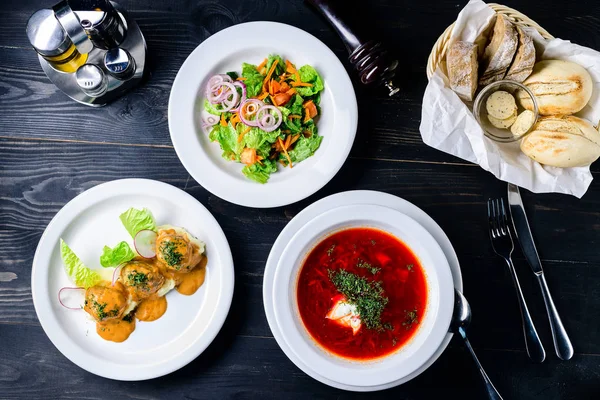 Tres platos puestos en una mesa en un almuerzo de negocios —  Fotos de Stock