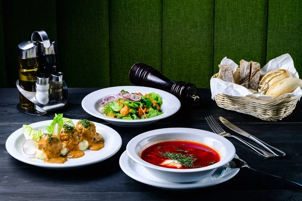 Tre-rätters på ett bord i en affärs lunch — Stockfoto